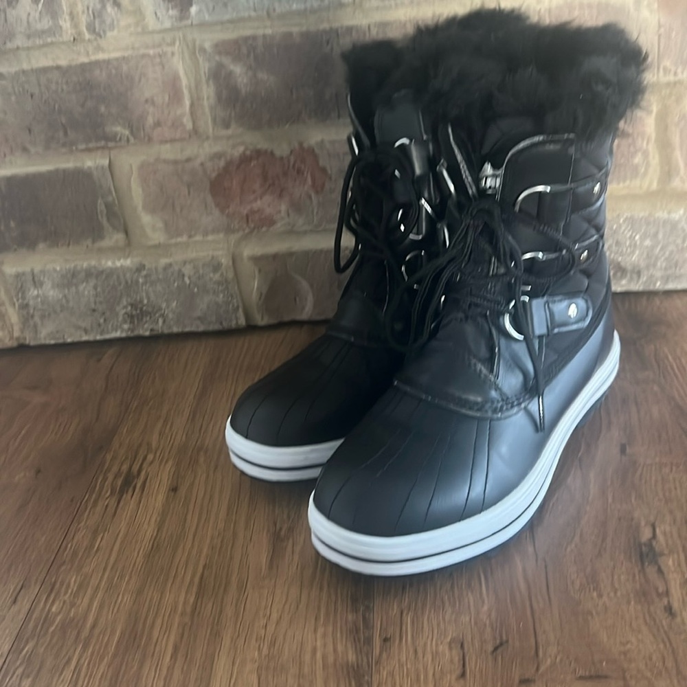 New Polar Women’s Boots 🥾…. Never worn
